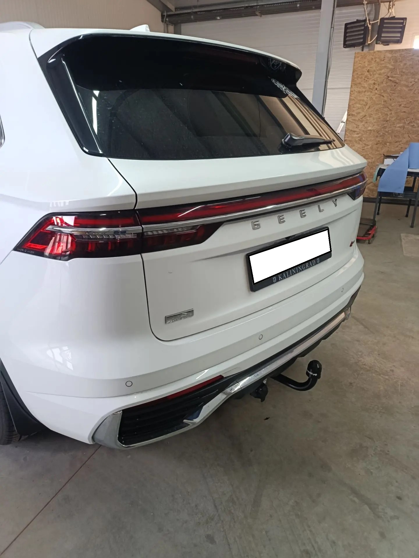 Фаркоп на белом Geely